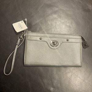 BNWT Coach Penelope Silver Pebbled Leather Wallet Wristlet